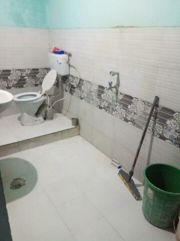 Master Bedroom in 2 BHK Apartment at Aliganj – for Rent