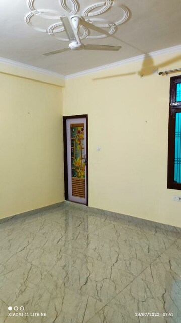 Room in 2 BHK Apartment at Aliganj – for Rent