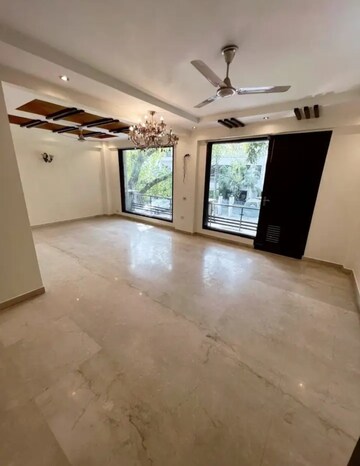 Room in 3.5 BHK Apartment at DLF One Midtown, Moti Nagar – for Rent