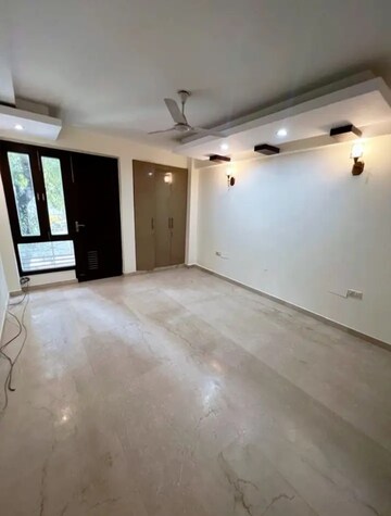 Room in 3.5 BHK Apartment at DLF One Midtown, Moti Nagar – for Rent