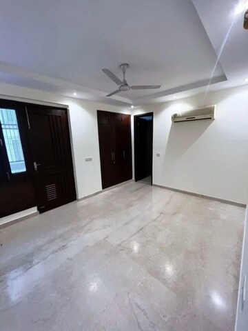 Room in 3.5 BHK Apartment at DLF One Midtown, Moti Nagar – for Rent