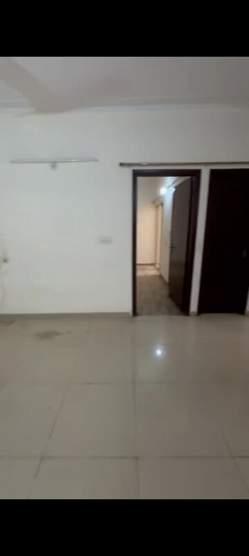 Room in 2.5 BHK Apartment at Himalaya Pride, Tech Zone 4 Greater Noida – for Sale