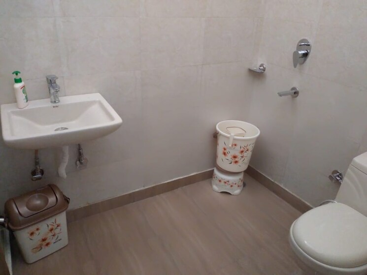 Bathroom, old rajinder nagar 4 Bedroom 1000 Sq.Ft. Independent House In Old Rajinder Nagar Delhi 8073598