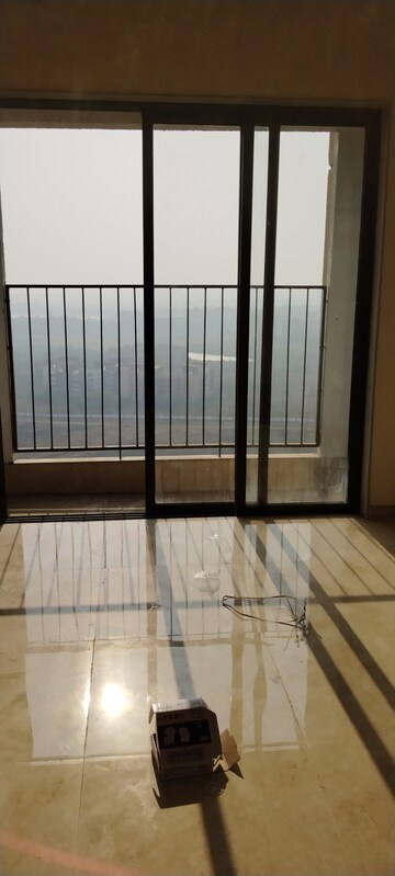 Room in 2 BHK Apartment at Sunteck Maxxworld, Naigaon East – for Rent