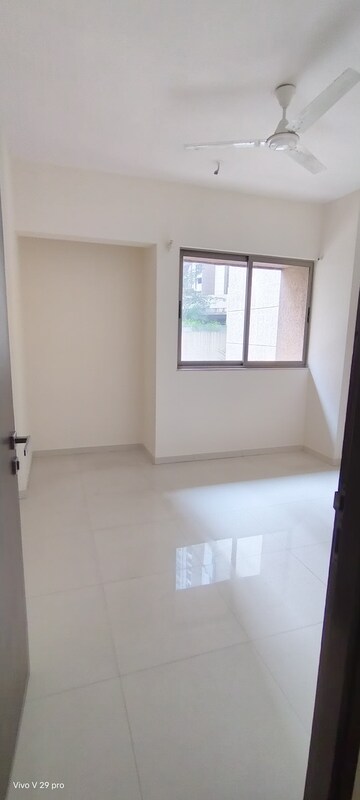 Room in 2.5 BHK Apartment at Lodha Splendora, Ghodbunder Road – for Rent
