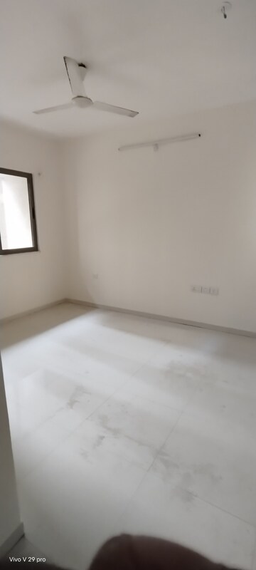 Room in 2.5 BHK Apartment at Lodha Splendora, Ghodbunder Road – for Rent
