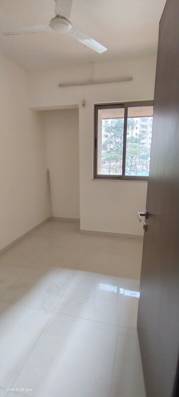 Room in 2.5 BHK Apartment at Lodha Splendora, Ghodbunder Road – for Rent