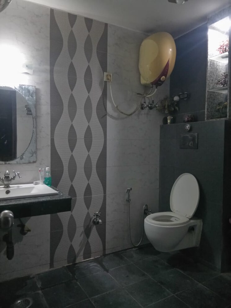 Bathroom, rwa-vasundhara-sector-4a 2 Bedroom 865 Sq.Ft. Builder Floor In Vasundhara Sector 4 Ghaziabad 8073721