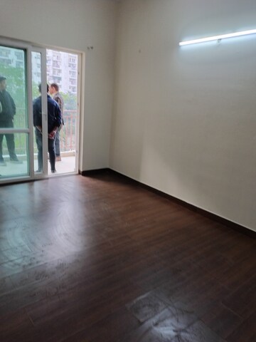 Furnished Amenities in 2 BHK Apartment at Mahagun Moderne, Sector 78 – for Rent