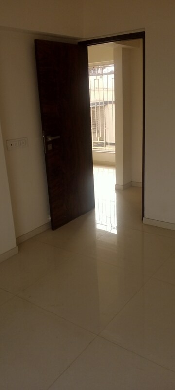 Room in 1 BHK Apartment at Bindra Complex, Andheri East – for Sale