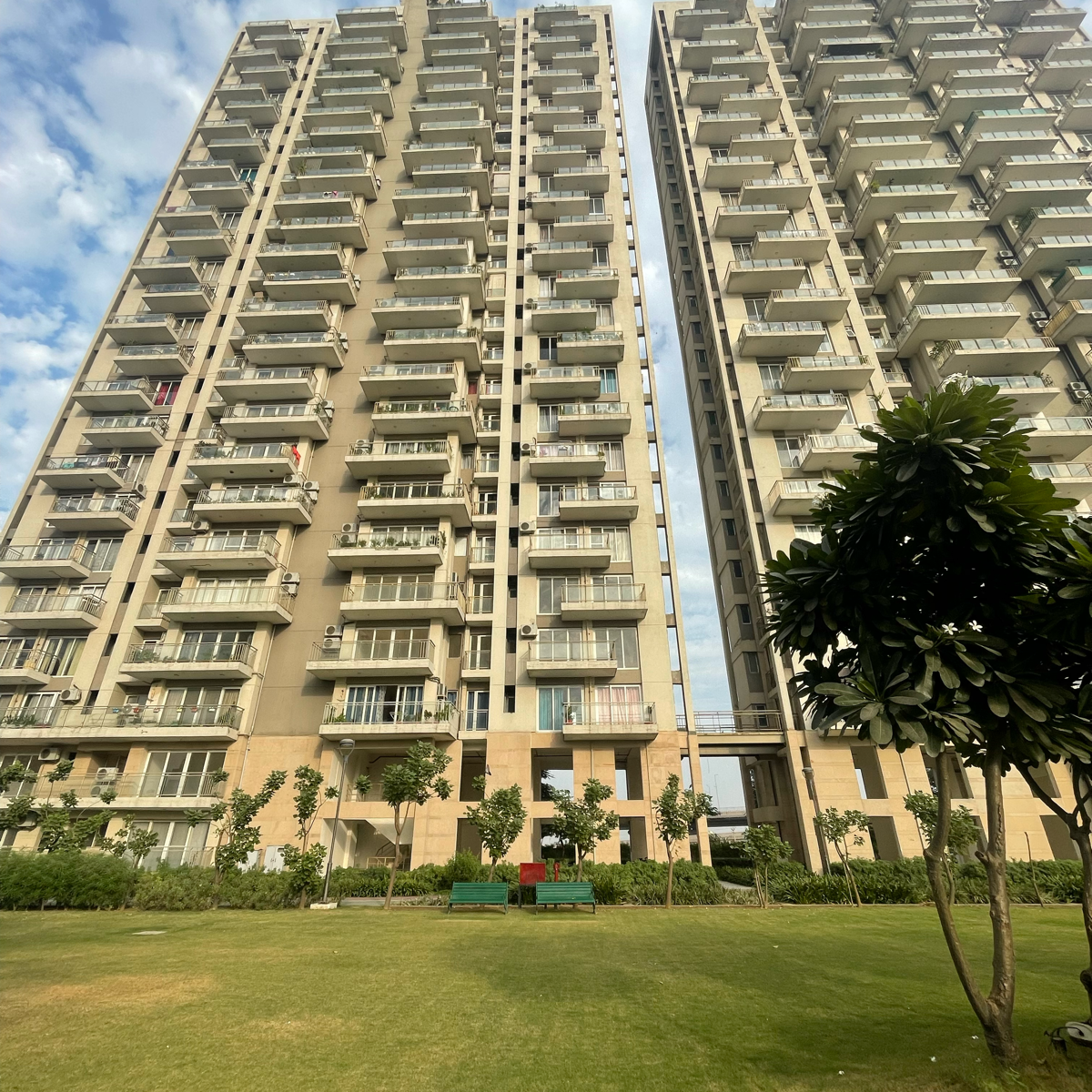 3 BHK + Servant Room,Extra Room Apartment For Sale in Conscient Heritage Max
