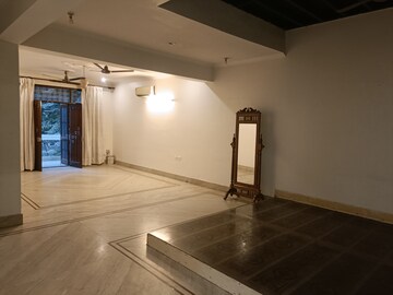 Room in 3 BHK Builder Floor at Sector 31 – for Rent