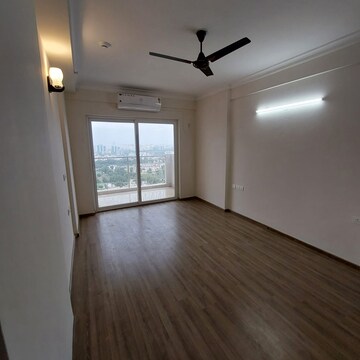 Room in 4 BHK Apartment at Pareena Coban Residences, Sector 99a – for Rent