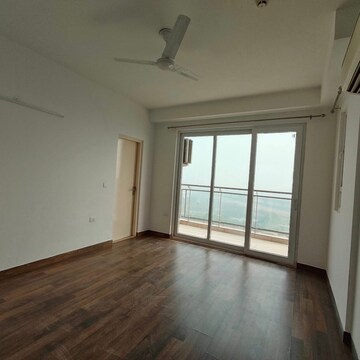 Room in 4 BHK Apartment at Pareena Coban Residences, Sector 99a – for Rent