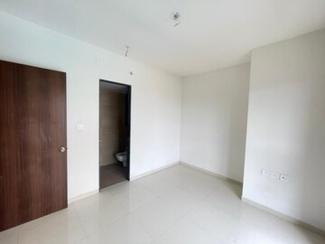 Room in 2 BHK Apartment at Runwal Eirene, Balkum Pada – for Rent