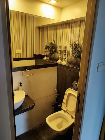 Team Area in 4 BHK Apartment at Lok Nirman Apartments, Khar West – for Sale