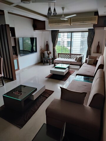 Team Area in 4 BHK Apartment at Lok Nirman Apartments, Khar West – for Sale