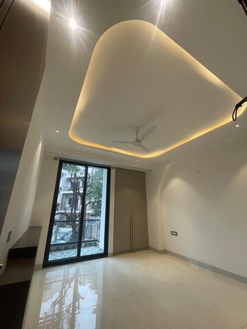 Building Lobby in 3 BHK Builder Floor at Vipul World Floors, Sector 48 – for Sale