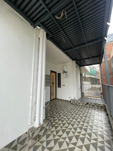 Building Lobby in 3 BHK Builder Floor at Vipul World Floors, Sector 48 – for Sale