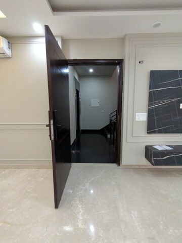 Furnished Amenities in 4 BHK Builder Floor at Sushant Lok ii – for Sale