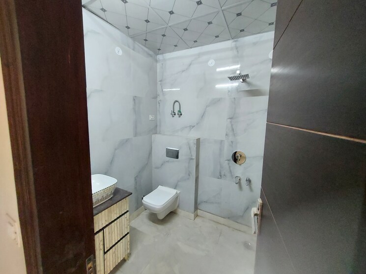 Bathroom, rajendra nagar sector 4 5 Bedroom 2000 Sq.Ft. Builder Floor In Rajendra Nagar Sector 4 Ghaziabad 8074664