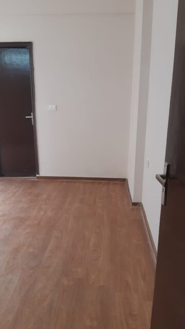 Room in 3 BHK Apartment at Amrapali Golf Homes, Sector 4, Greater Noida – for Rent