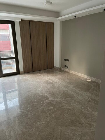 Room in 4 BHK Apartment at Vasant Vihar – for Sale