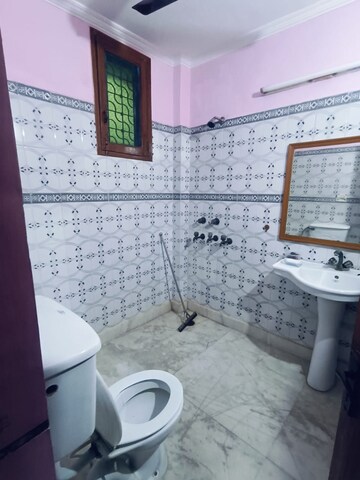 Bathroom in 1.5 BHK Independent House at Sector 27 – for Rent