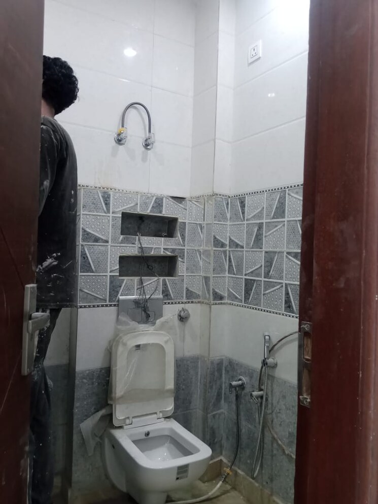 Bathroom, rohini sector 24 2 Bedroom 60 Sq.Mt. Builder Floor In Rohini Sector 24 Delhi 8075168