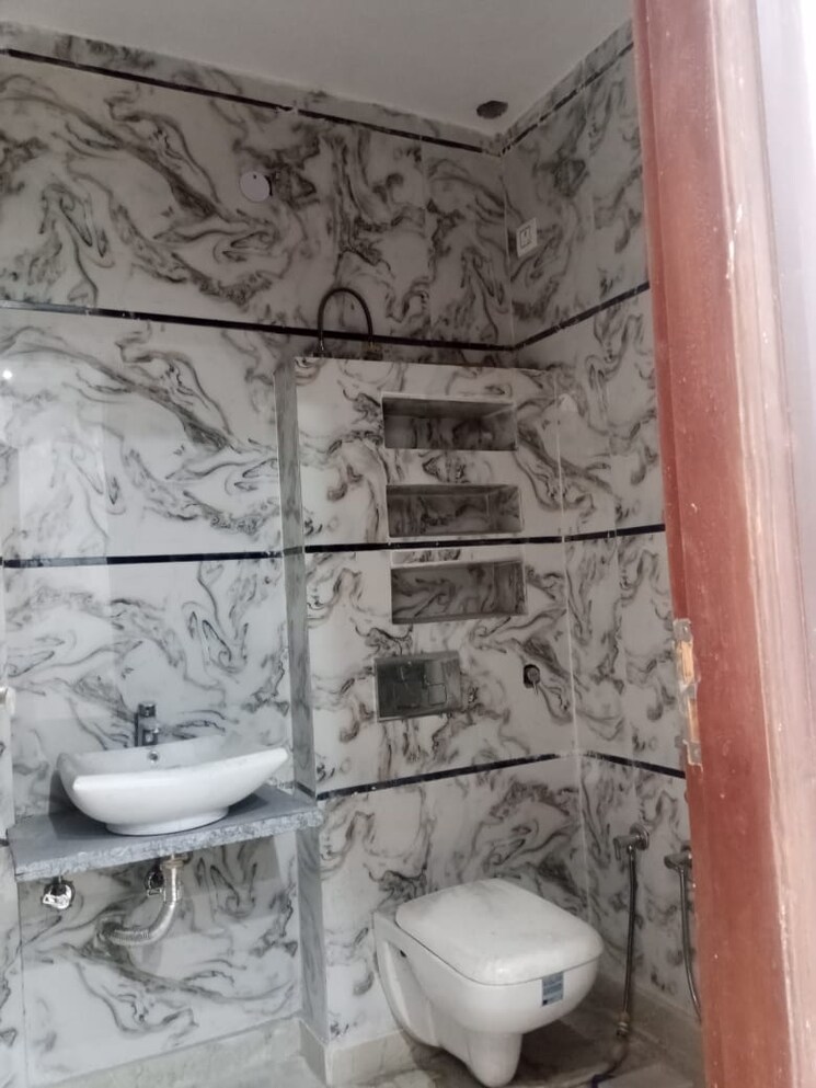 Bathroom, rohini sector 24 2 Bedroom 60 Sq.Mt. Builder Floor In Rohini Sector 24 Delhi 8075168