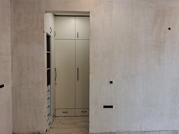 Building Lobby in 4 BHK Apartment at DLF Royale Residences, Dlf Phase I – for Rent