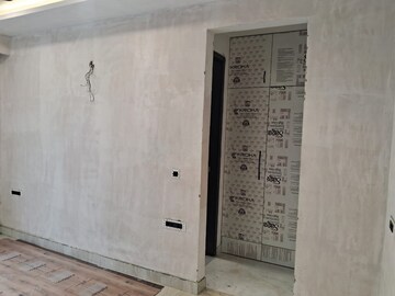 Bathroom in 4 BHK Apartment at DLF Royale Residences, Dlf Phase I – for Rent