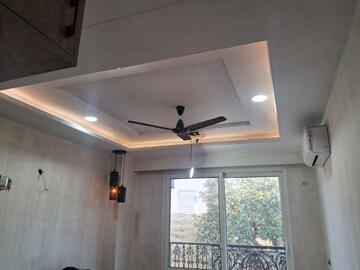 Furnished Amenities in 4 BHK Apartment at DLF Royale Residences, Dlf Phase I – for Rent