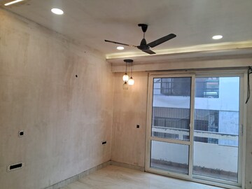 Room in 4 BHK Apartment at DLF Royale Residences, Dlf Phase I – for Rent