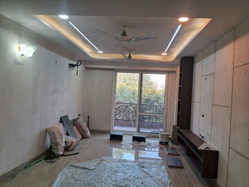Living Room in 4 BHK Apartment at DLF Royale Residences, Dlf Phase I – for Rent