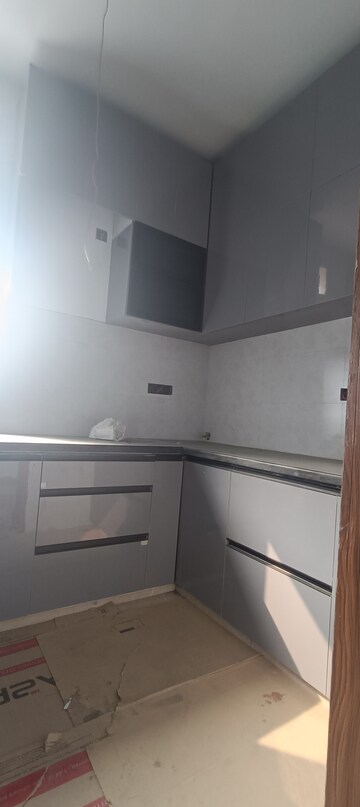 Kitchen in 2.5 BHK Apartment at Mayur Vihar Phase 1 – for Rent