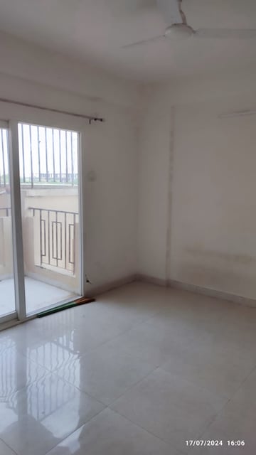 Room in 2 BHK Apartment at Signature Orchard Avenue 2, Sector 93 – for Rent