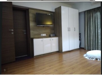 Room in 3 BHK Apartment at Niraj Kakad Heights, Bandra West – for Sale
