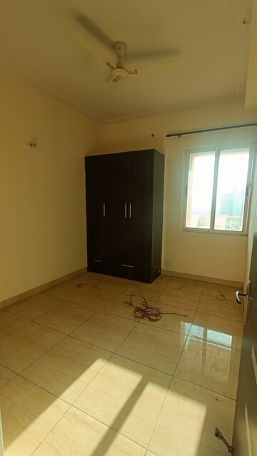 Room in 3 BHK Apartment at Gaur Saundaryam, Tech Zone 4 Greater Noida – for Rent