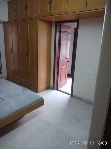 Room in 4 BHK Apartment at Khar West – for Sale