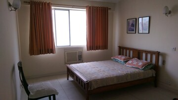 Bedroom in 4 BHK Apartment at DLF Trinity Towers, Dlf Phase V – for Rent