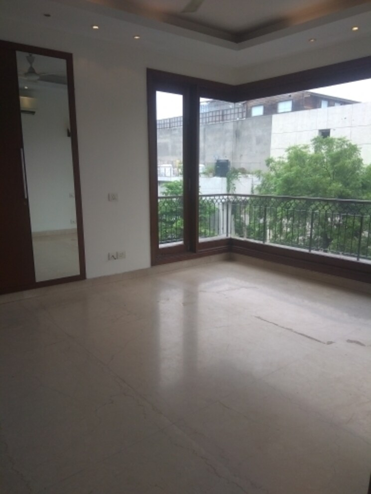 Room, new friends colony 4 Bedroom 500 Sq.Yd. Builder Floor In New Friends Colony Delhi 8075927