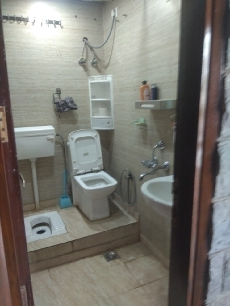 Bathroom, new friends colony 4 Bedroom 500 Sq.Yd. Builder Floor In New Friends Colony Delhi 8075927