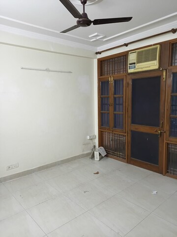Room in 3 BHK Apartment at Sector 6, Dwarka – for Rent