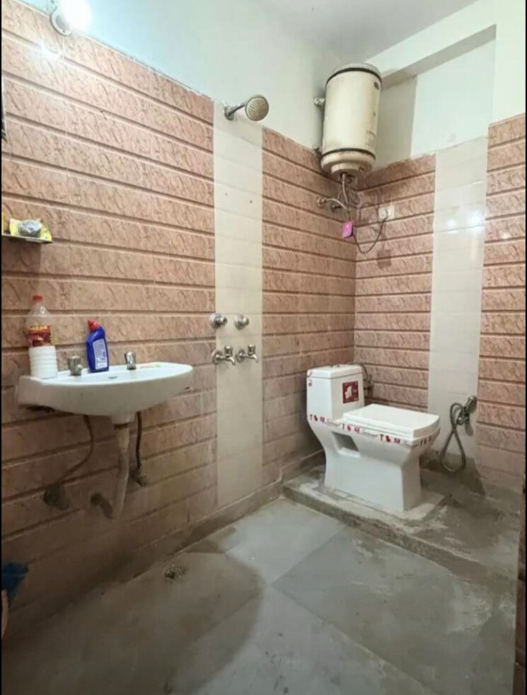 Bathroom, mehrauli gurgaon road 1 Bedroom 550 Sq.Ft. Builder Floor In Mehrauli Gurgaon Road Delhi 8075991