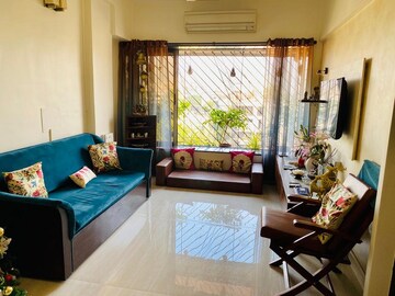 Living Room in 2 BHK Apartment at Santacruz West – for Rent