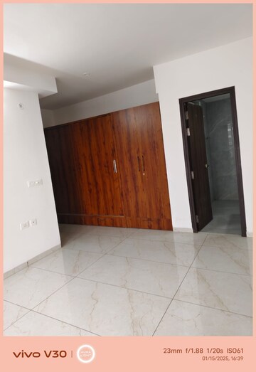 Room in 2 BHK Apartment at Gomti Nagar – for Rent