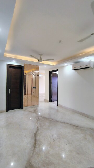 Room in 4 BHK Builder Floor at M3M Atrium, Sector 57 – for Rent