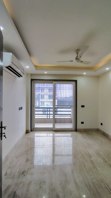 Room in 4 BHK Builder Floor at M3M Atrium, Sector 57 – for Rent