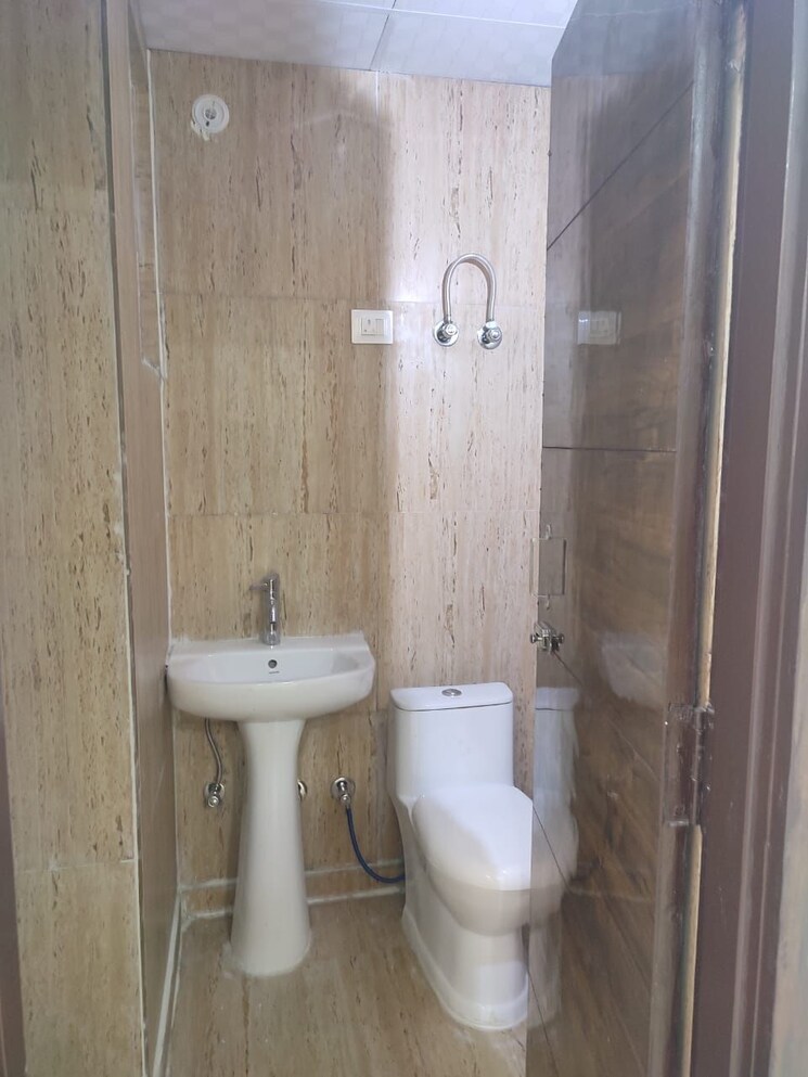 Bathroom, upsidc site b 3 Bedroom 100 Sq.Yd. Villa In Upsidc Site B Greater Noida 8076713
